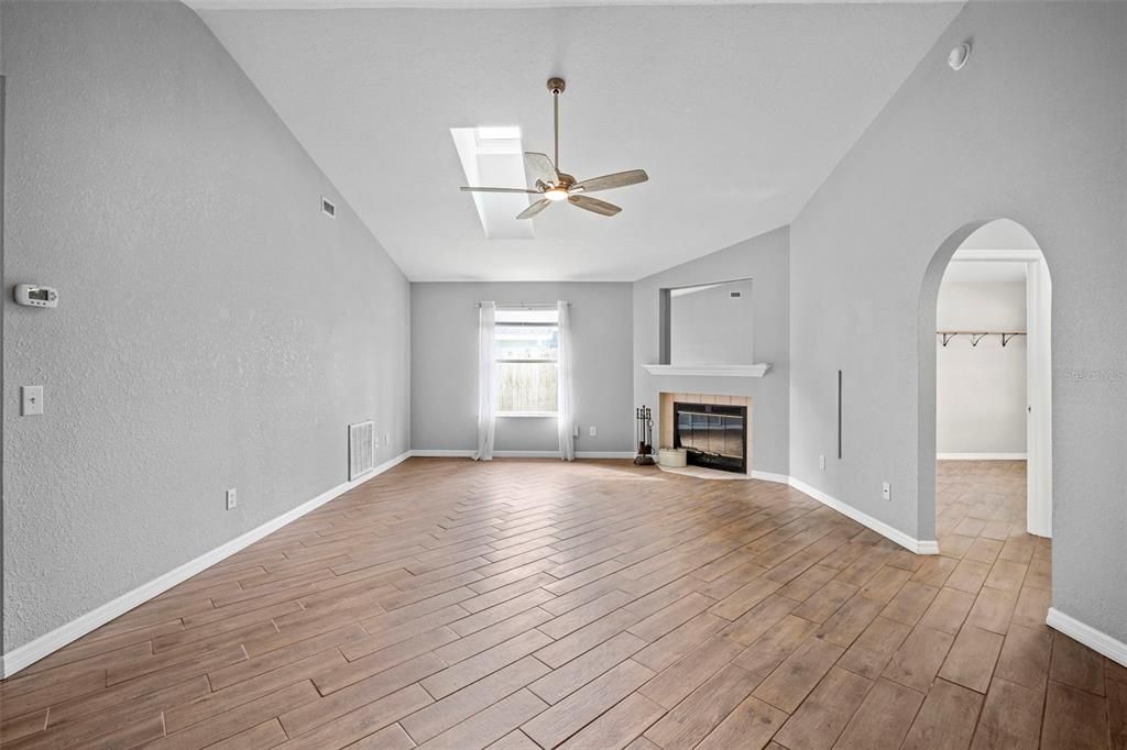 For Sale: $439,900 (4 beds, 2 baths, 1917 Square Feet)