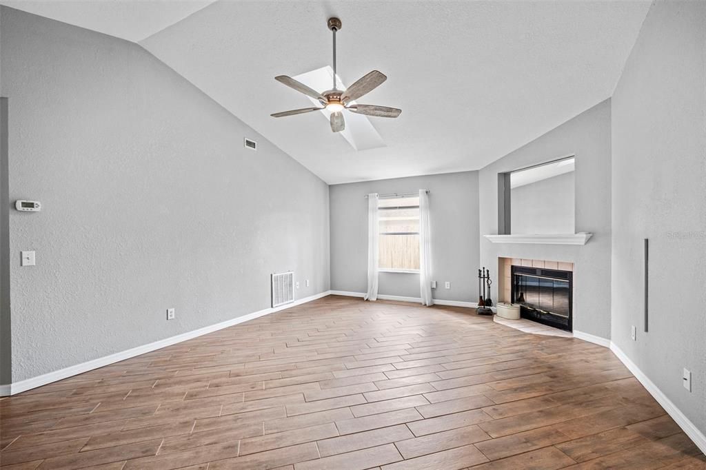 For Sale: $439,900 (4 beds, 2 baths, 1917 Square Feet)