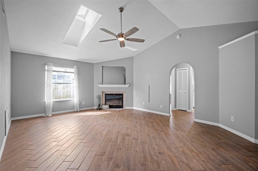 For Sale: $439,900 (4 beds, 2 baths, 1917 Square Feet)