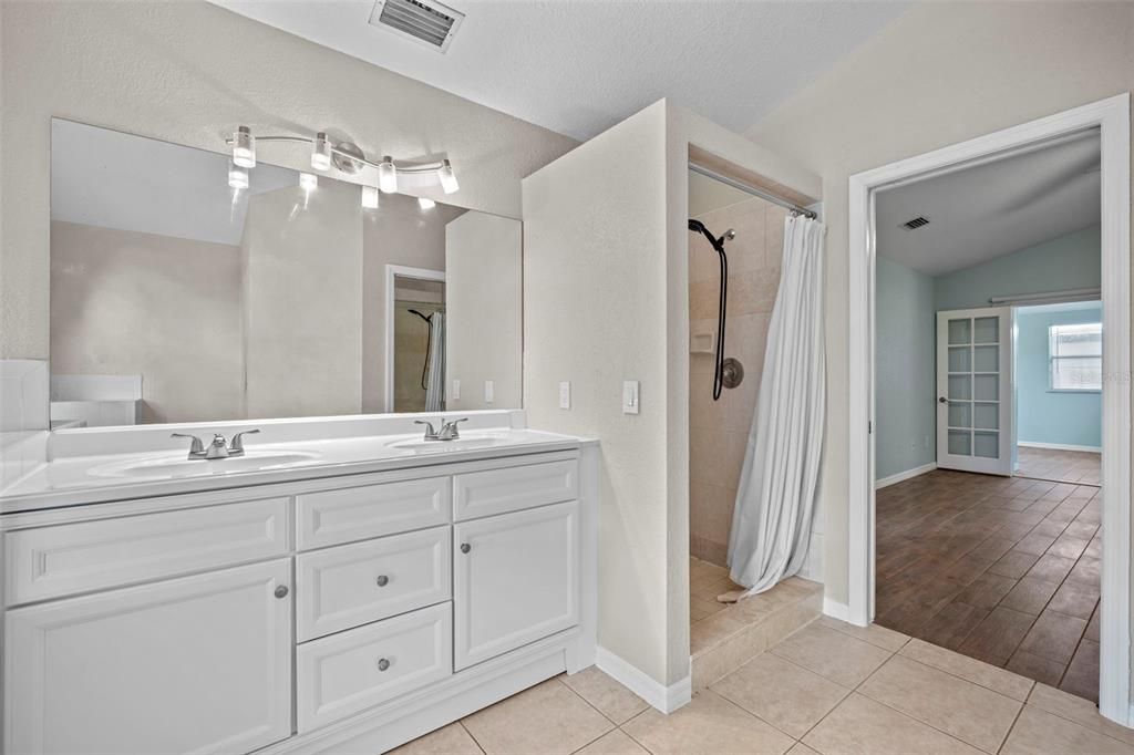 For Sale: $439,900 (4 beds, 2 baths, 1917 Square Feet)