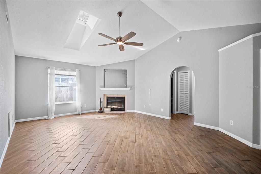 For Sale: $439,900 (4 beds, 2 baths, 1917 Square Feet)