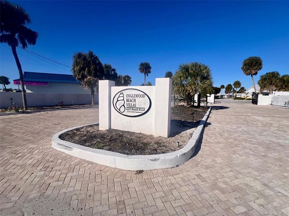 For Sale: $294,900 (2 beds, 1 baths, 1068 Square Feet)