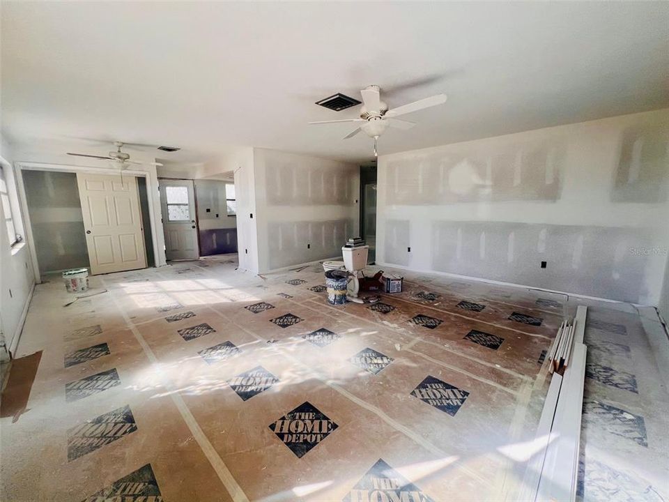 For Sale: $294,900 (2 beds, 1 baths, 1068 Square Feet)