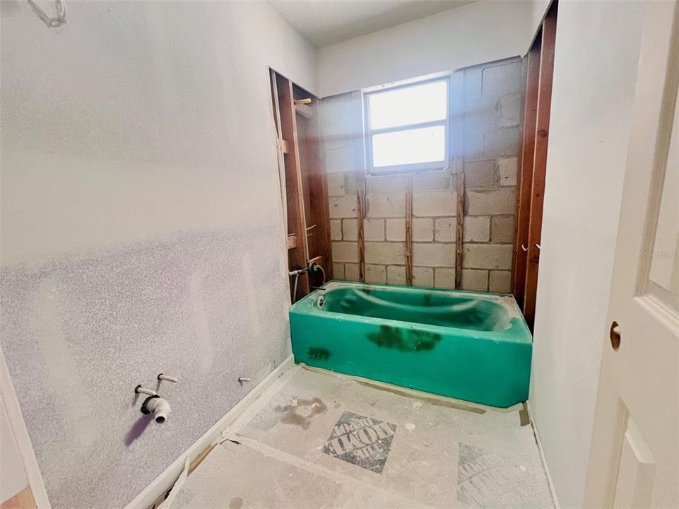 For Sale: $294,900 (2 beds, 1 baths, 1068 Square Feet)