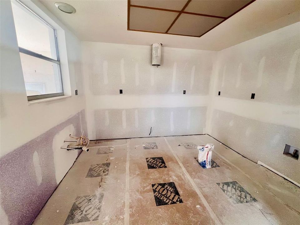 For Sale: $294,900 (2 beds, 1 baths, 1068 Square Feet)