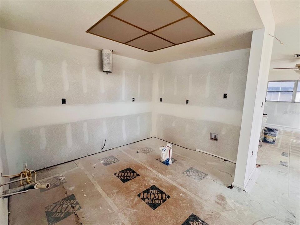 For Sale: $294,900 (2 beds, 1 baths, 1068 Square Feet)