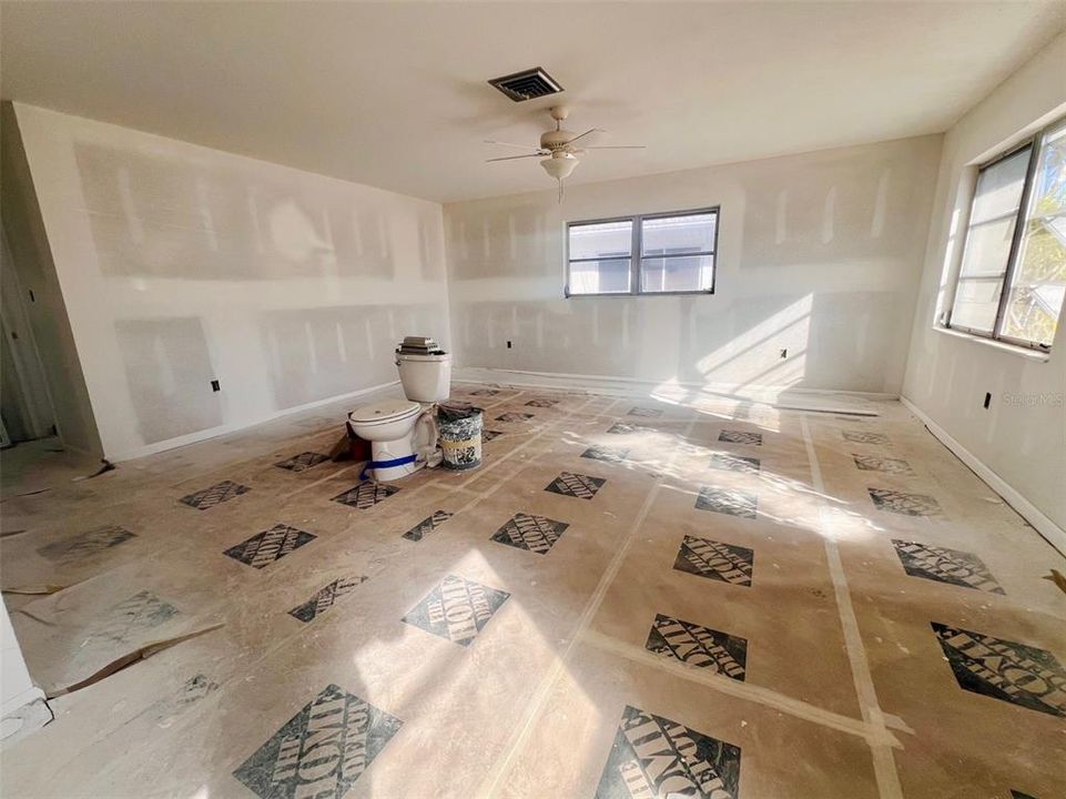 For Sale: $294,900 (2 beds, 1 baths, 1068 Square Feet)