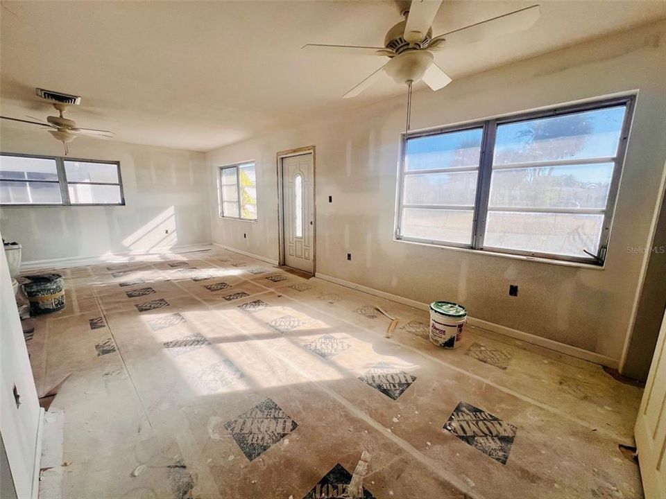 For Sale: $294,900 (2 beds, 1 baths, 1068 Square Feet)