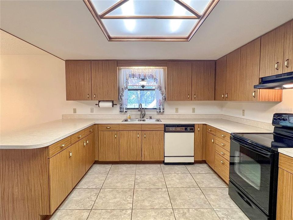 En Venta: $420,000 (3 camas, 2 baños, 2501 Pies cuadrados)