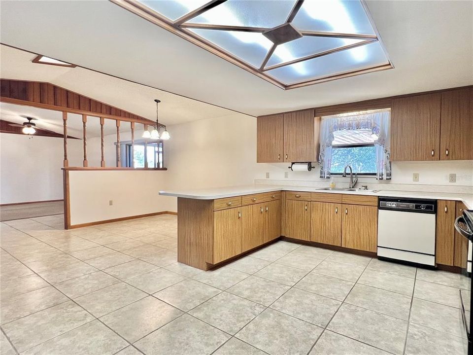 En Venta: $420,000 (3 camas, 2 baños, 2501 Pies cuadrados)