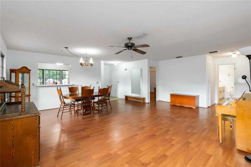 For Sale: $269,000 (3 beds, 2 baths, 1371 Square Feet)