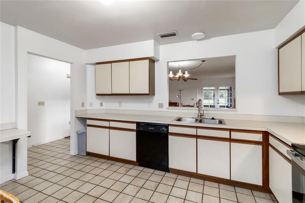 For Sale: $269,000 (3 beds, 2 baths, 1371 Square Feet)