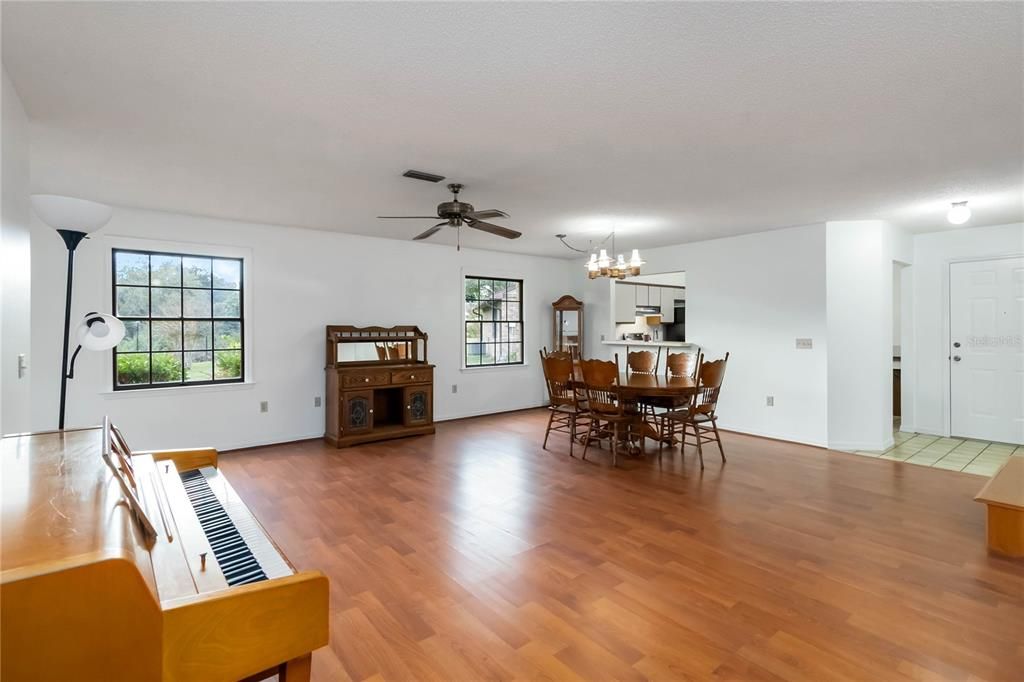 For Sale: $269,000 (3 beds, 2 baths, 1371 Square Feet)