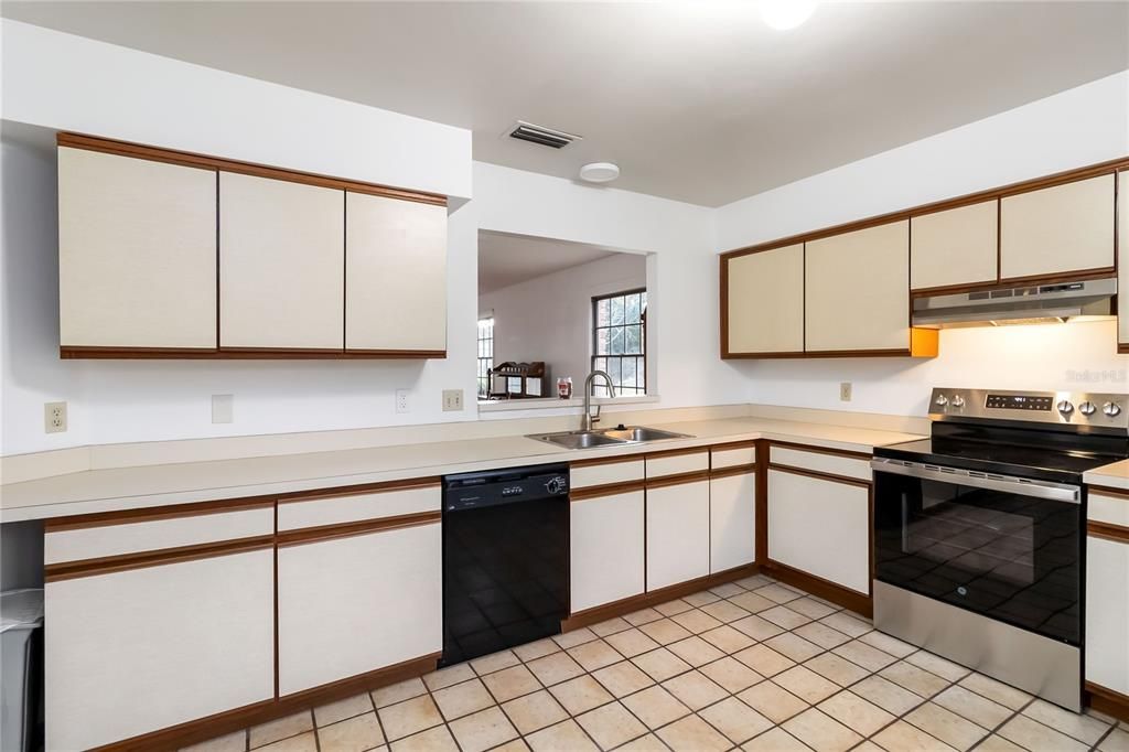 For Sale: $269,000 (3 beds, 2 baths, 1371 Square Feet)