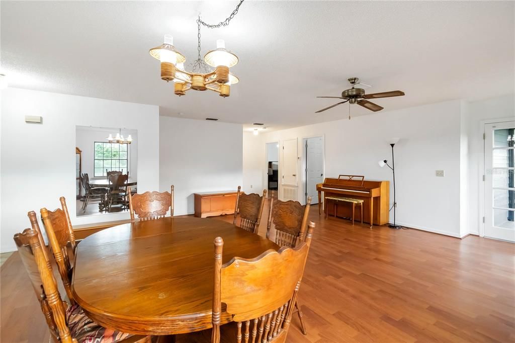 For Sale: $269,000 (3 beds, 2 baths, 1371 Square Feet)