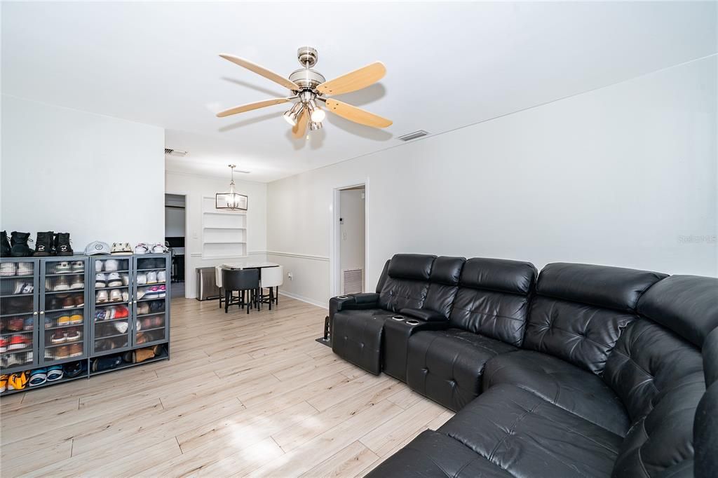 For Sale: $319,900 (3 beds, 2 baths, 1074 Square Feet)
