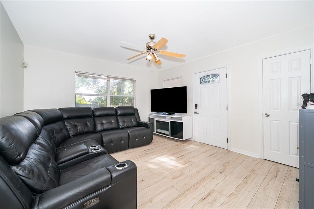 For Sale: $319,900 (3 beds, 2 baths, 1074 Square Feet)