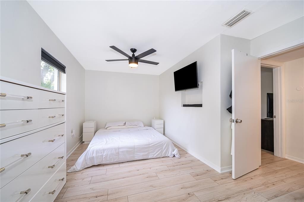 For Sale: $319,900 (3 beds, 2 baths, 1074 Square Feet)