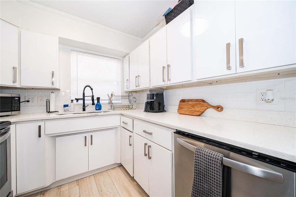 For Sale: $319,900 (3 beds, 2 baths, 1074 Square Feet)