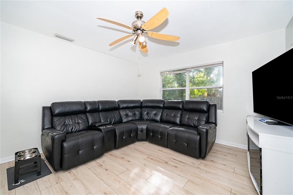 For Sale: $319,900 (3 beds, 2 baths, 1074 Square Feet)