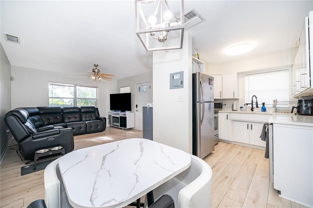 For Sale: $319,900 (3 beds, 2 baths, 1074 Square Feet)