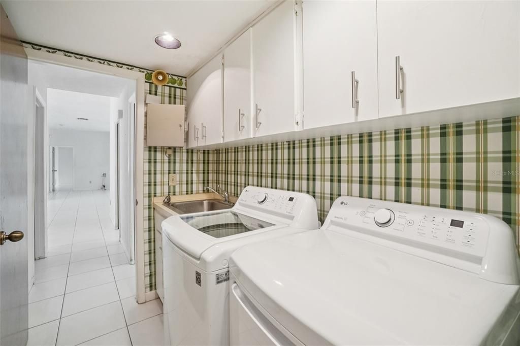 For Sale: $550,000 (3 beds, 2 baths, 2190 Square Feet)