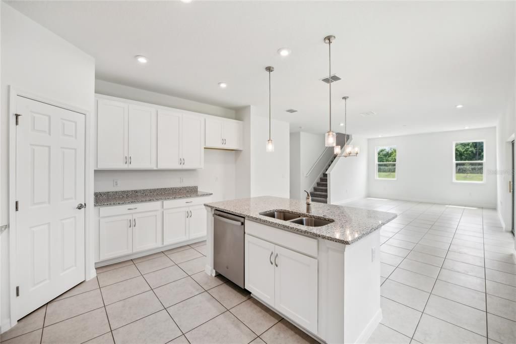 En Venta: $348,490 (5 camas, 3 baños, 2434 Pies cuadrados)