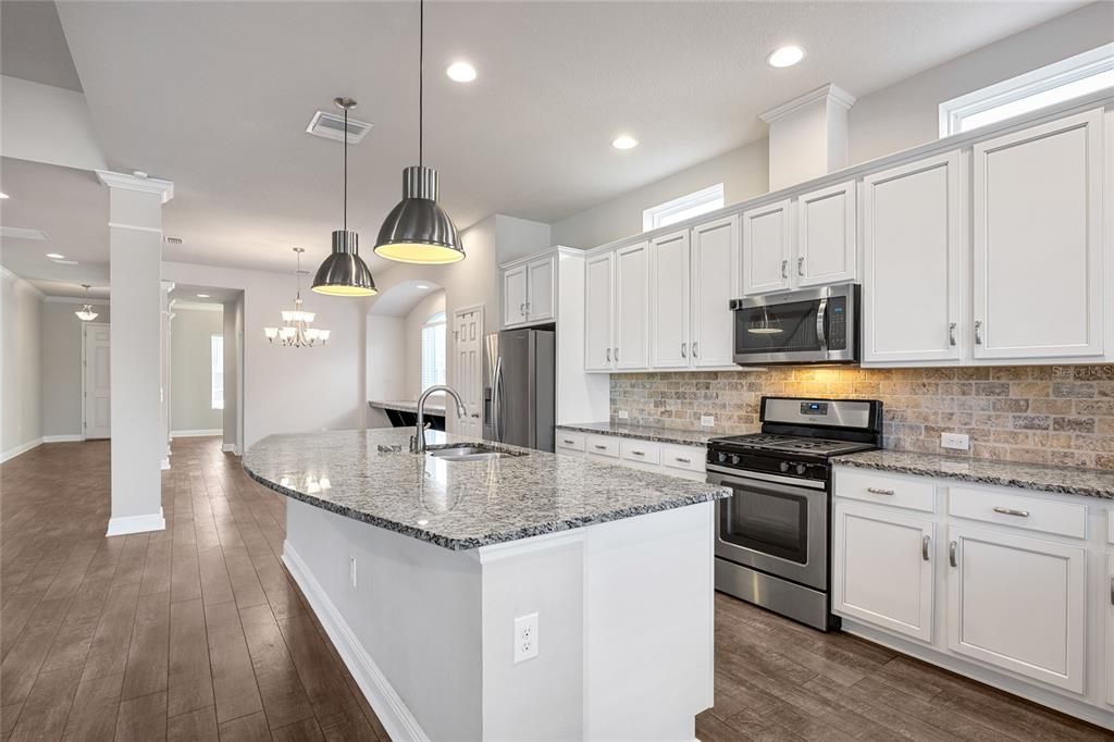 待售: $825,000 (4 贝兹, 3 浴室, 3270 平方英尺)