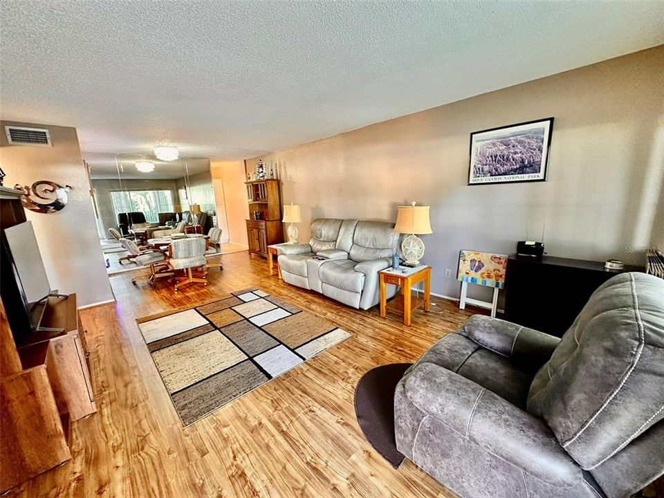 На продажу: $168,000 (2 спален, 2 ванн, 1100 Квадратных фут)