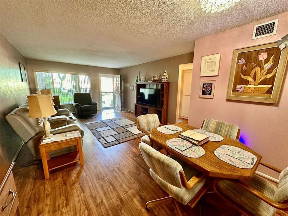 На продажу: $168,000 (2 спален, 2 ванн, 1100 Квадратных фут)