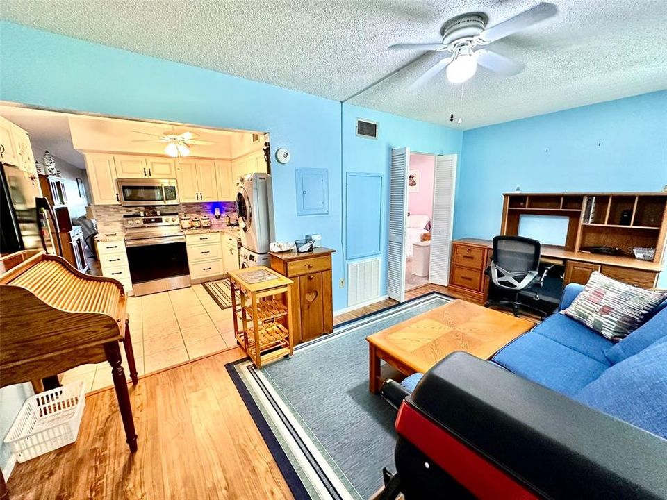 На продажу: $168,000 (2 спален, 2 ванн, 1100 Квадратных фут)