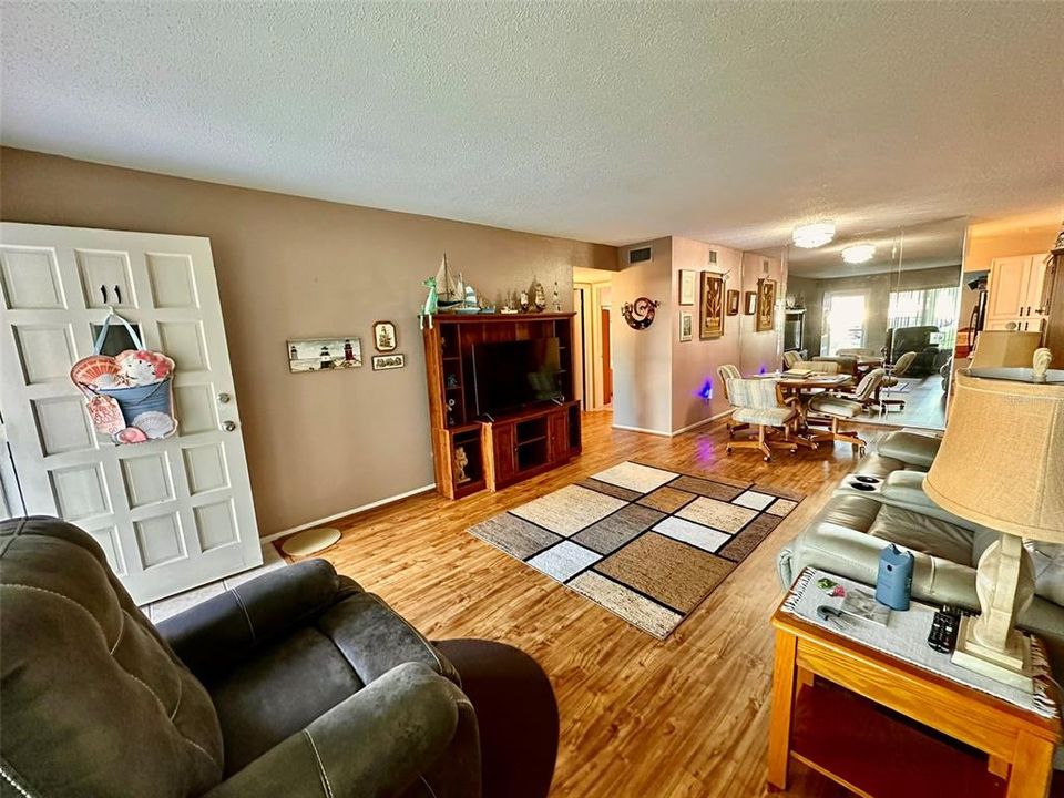 На продажу: $168,000 (2 спален, 2 ванн, 1100 Квадратных фут)