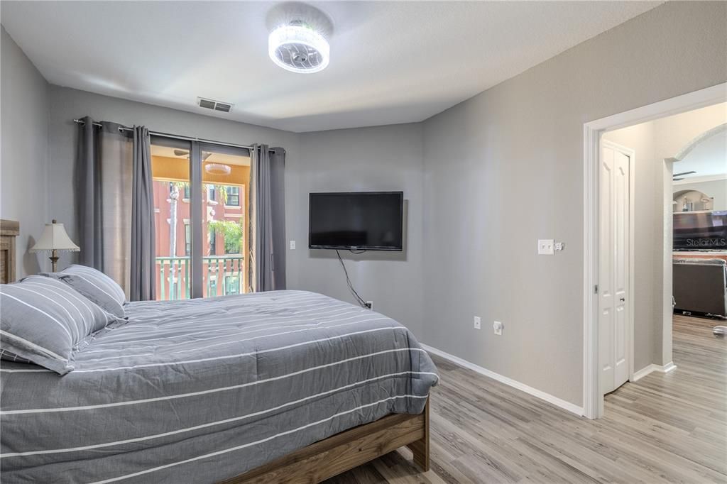 For Sale: $300,000 (2 beds, 2 baths, 1443 Square Feet)