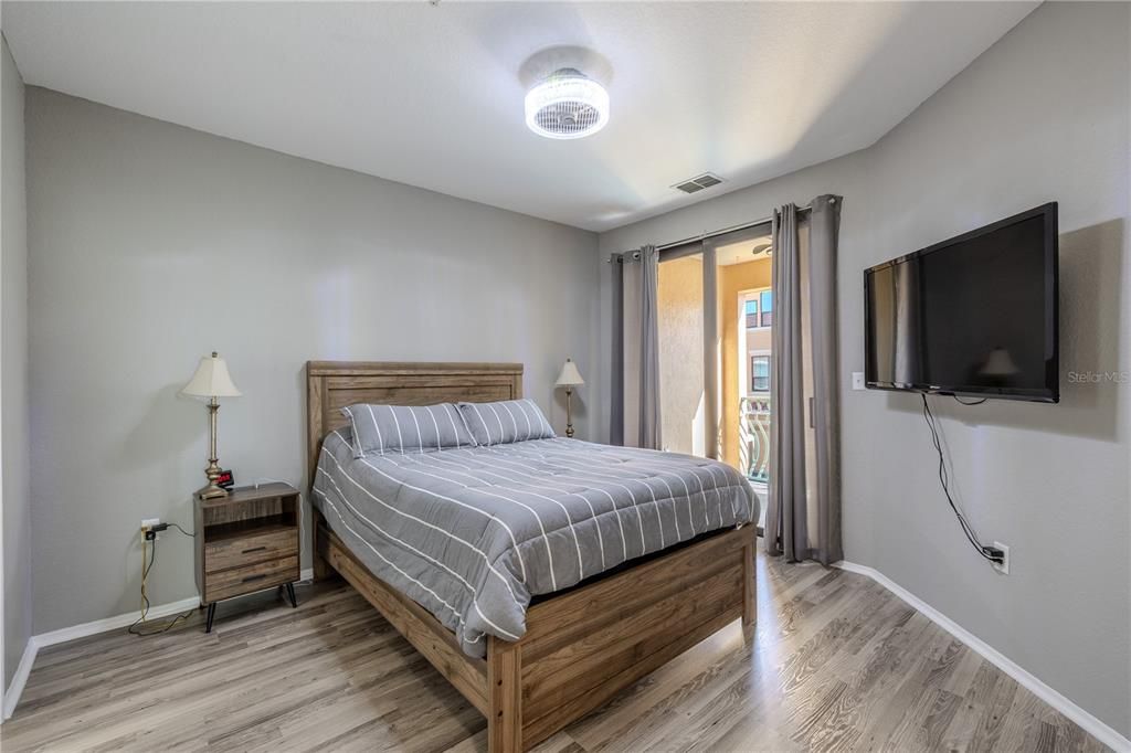 For Sale: $300,000 (2 beds, 2 baths, 1443 Square Feet)