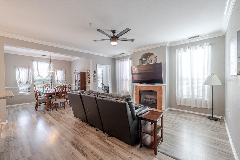 For Sale: $300,000 (2 beds, 2 baths, 1443 Square Feet)