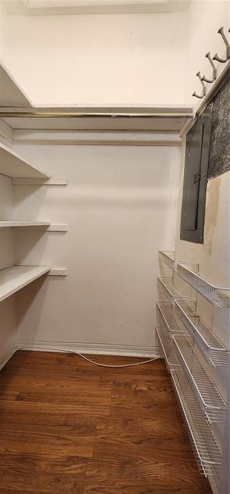 For Rent: $1,300 (1 beds, 1 baths, 704 Square Feet)