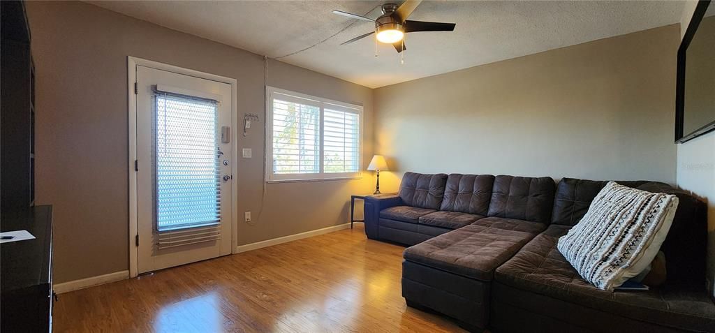 For Rent: $1,300 (1 beds, 1 baths, 704 Square Feet)