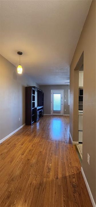 For Rent: $1,300 (1 beds, 1 baths, 704 Square Feet)