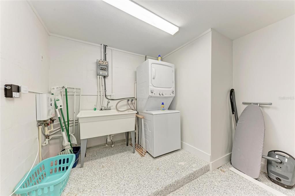 For Sale: $2,495,000 (4 beds, 4 baths, 2013 Square Feet)