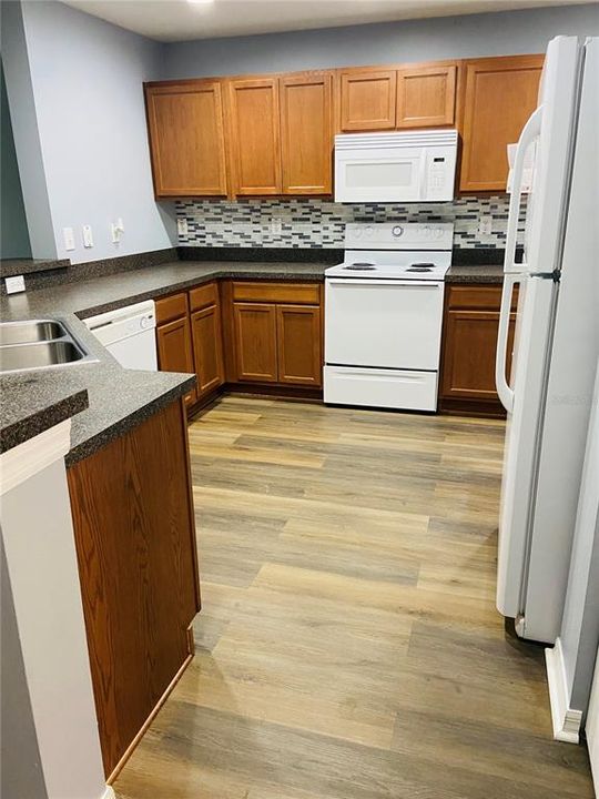 На продажу: $234,990 (2 спален, 2 ванн, 1386 Квадратных фут)