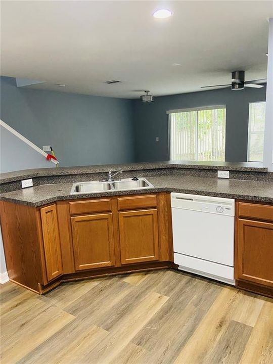 На продажу: $234,990 (2 спален, 2 ванн, 1386 Квадратных фут)