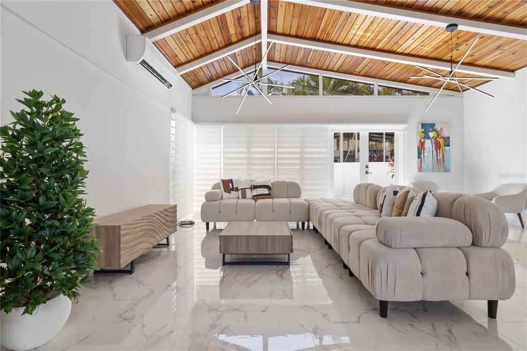 合同活跃: $1,500,000 (4 贝兹, 3 浴室, 0 平方英尺)