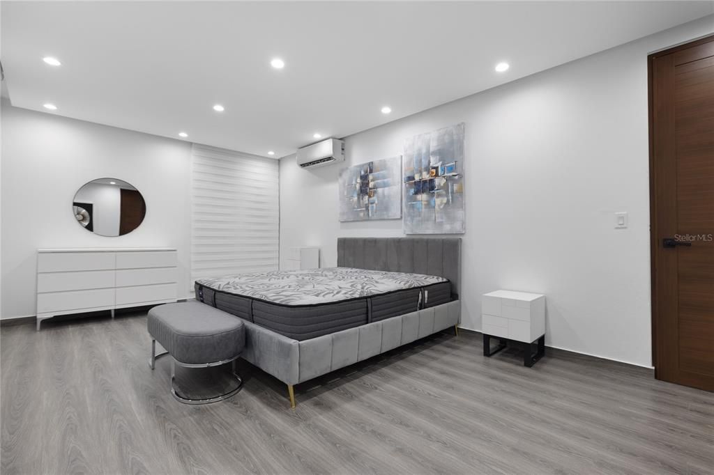 合同活跃: $1,500,000 (4 贝兹, 3 浴室, 0 平方英尺)