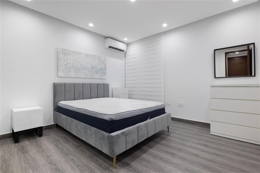 合同活跃: $1,500,000 (4 贝兹, 3 浴室, 0 平方英尺)