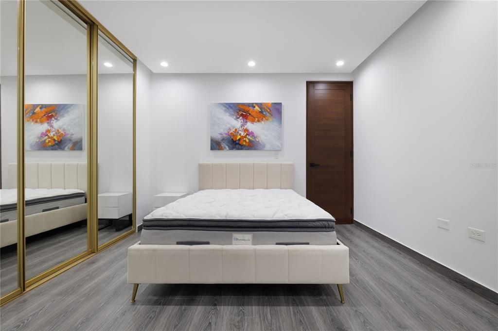 合同活跃: $1,500,000 (4 贝兹, 3 浴室, 0 平方英尺)