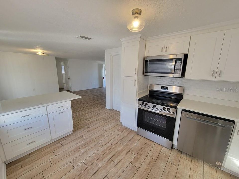 На продажу: $245,000 (3 спален, 2 ванн, 1370 Квадратных фут)