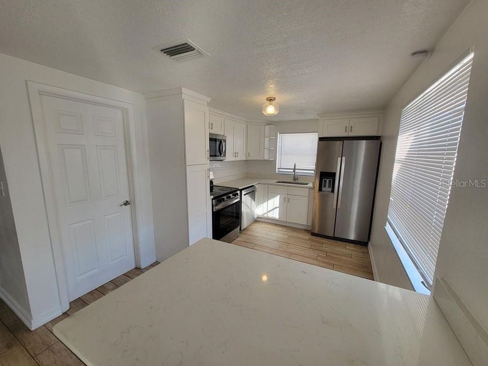 На продажу: $245,000 (3 спален, 2 ванн, 1370 Квадратных фут)