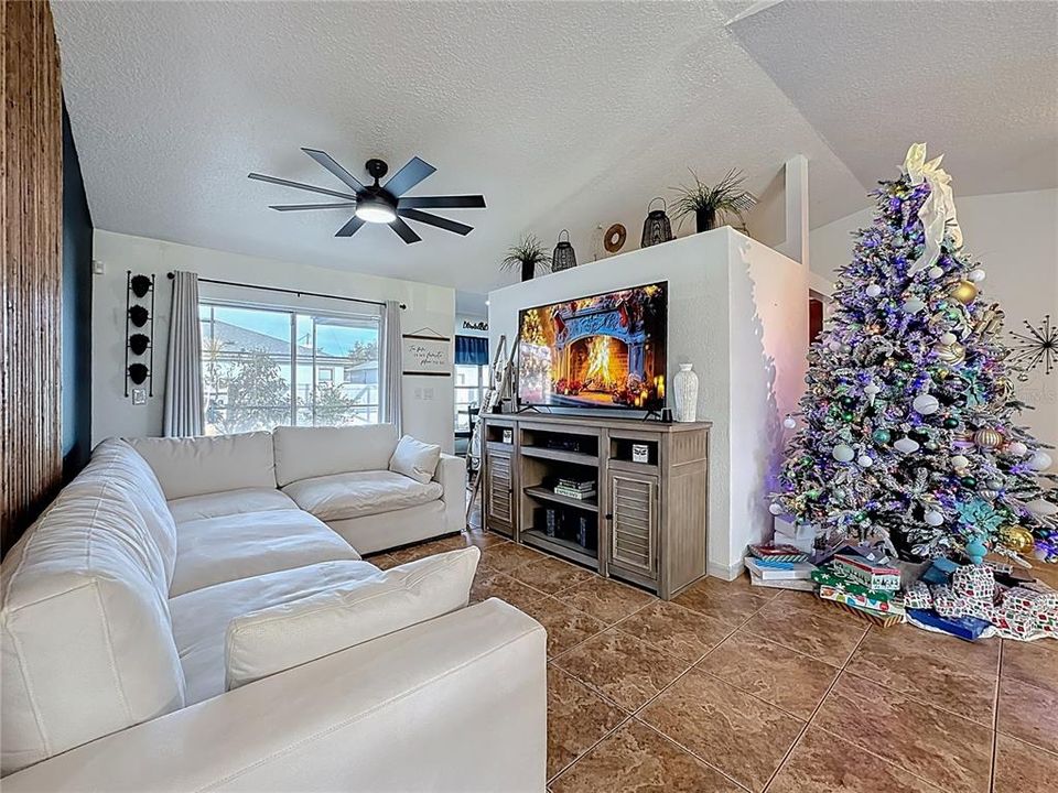 En Venta: $309,000 (3 camas, 2 baños, 1386 Pies cuadrados)