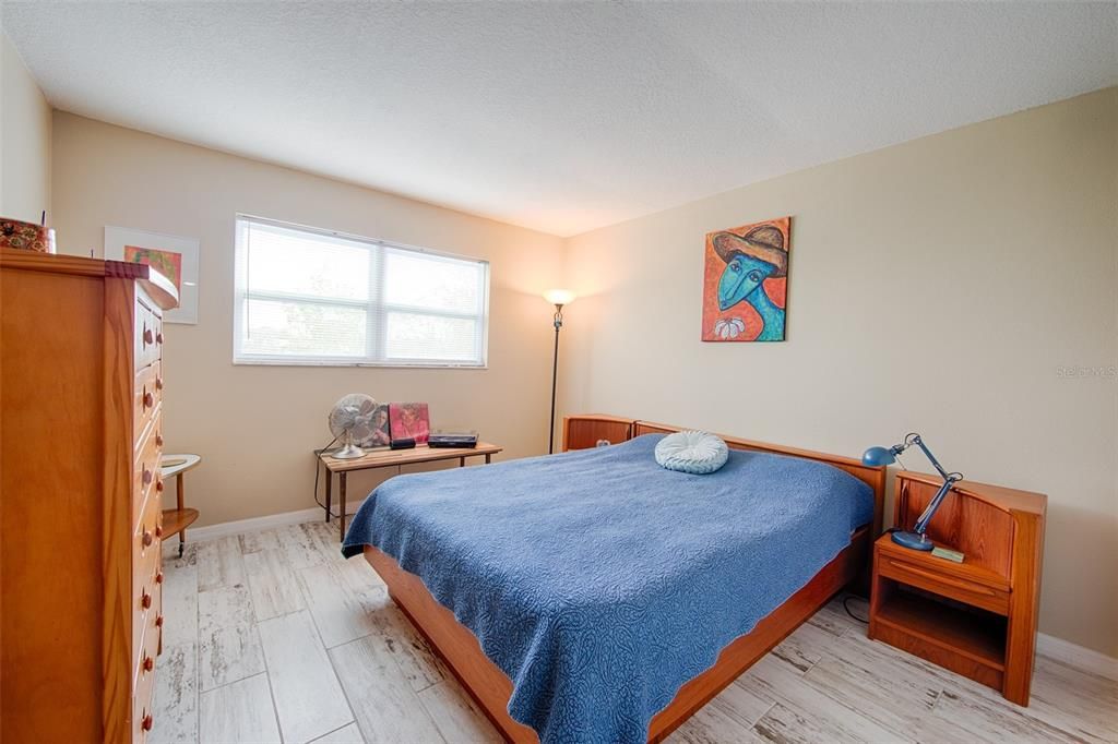 待售: $175,000 (2 贝兹, 1 浴室, 905 平方英尺)