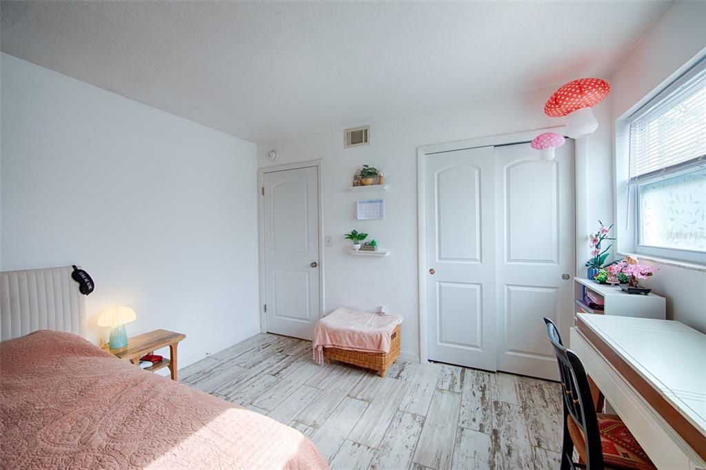 待售: $175,000 (2 贝兹, 1 浴室, 905 平方英尺)